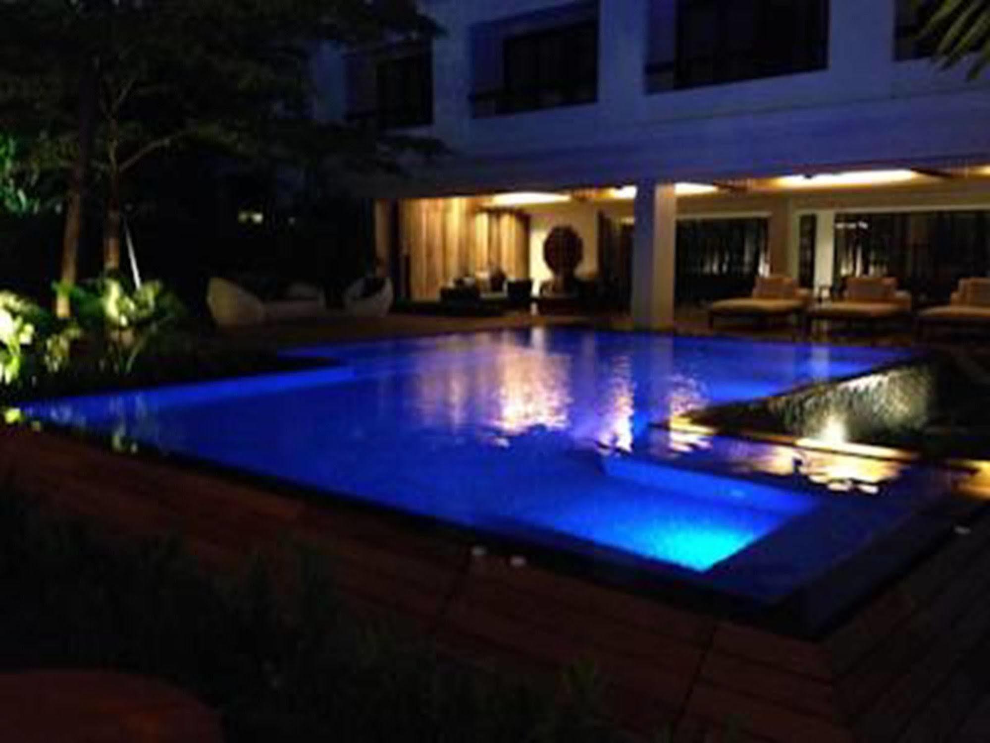 Uma Residence Bangkok Bagian luar foto