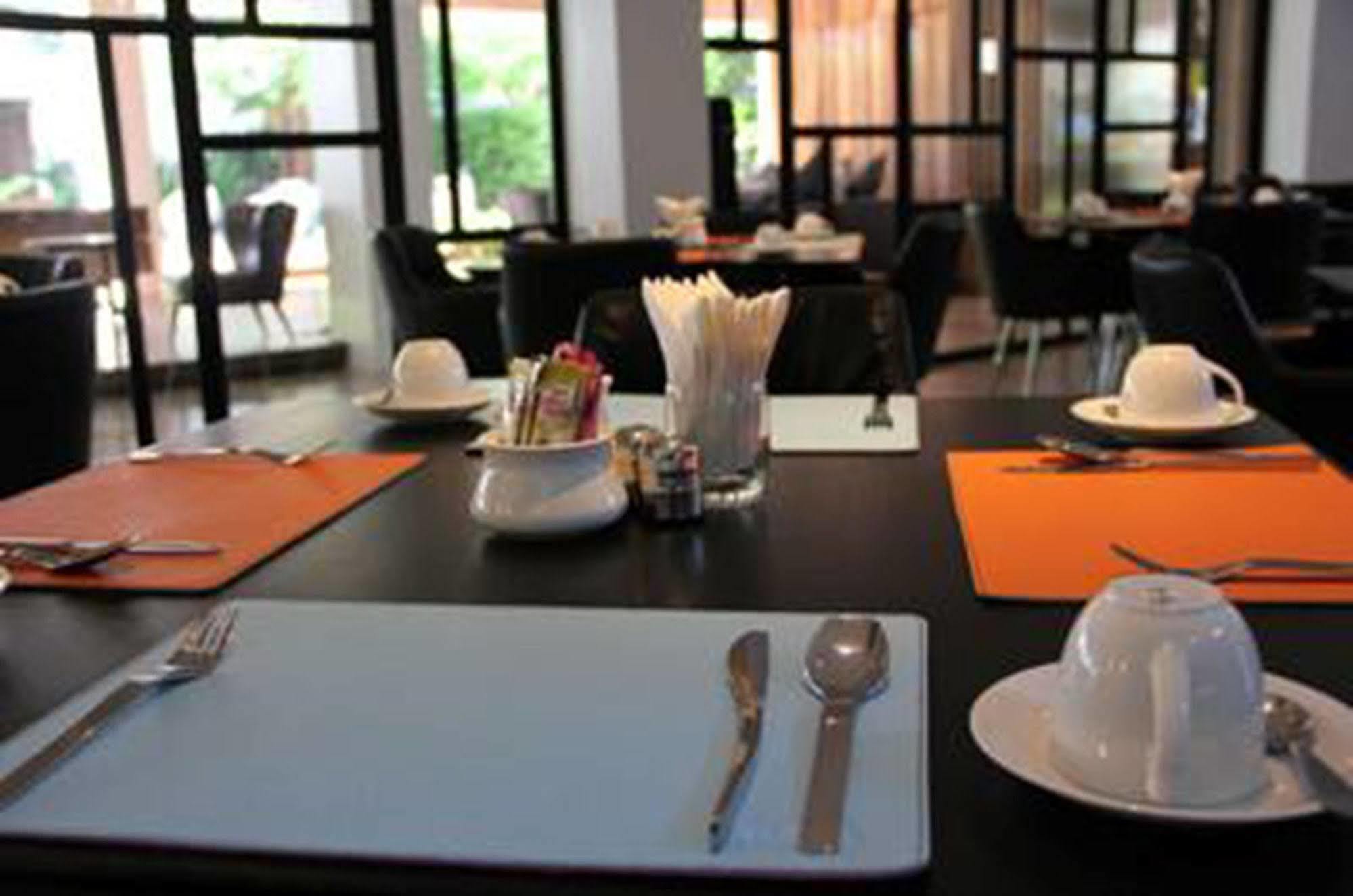 Uma Residence Bangkok Bagian luar foto
