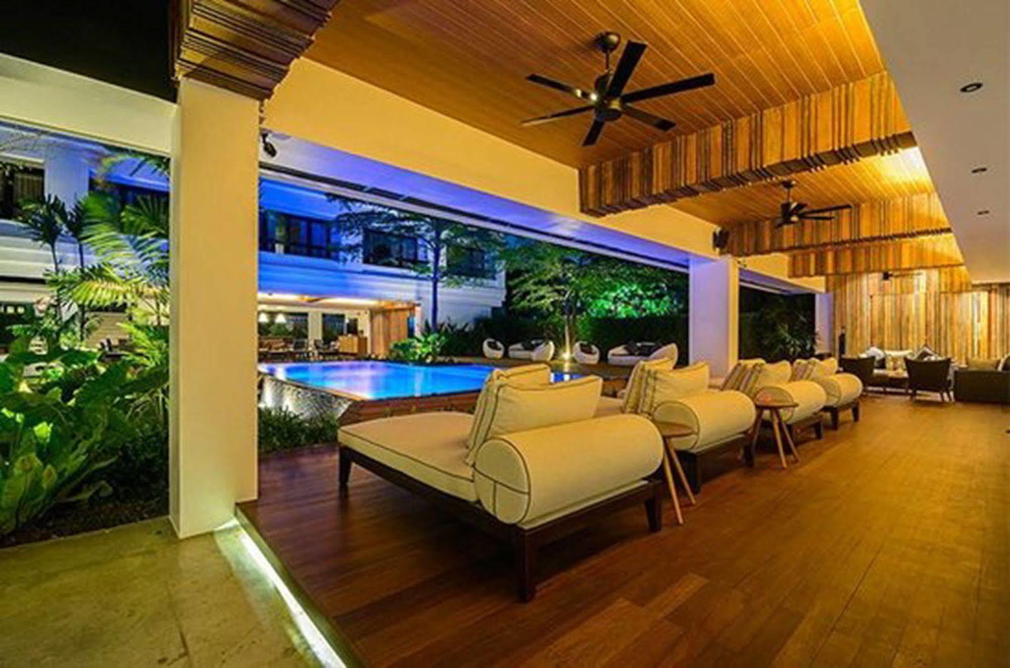 Uma Residence Bangkok Bagian luar foto